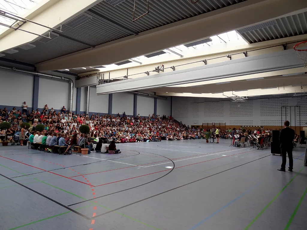Blick über die Halle auf die Zuschauerreihen.